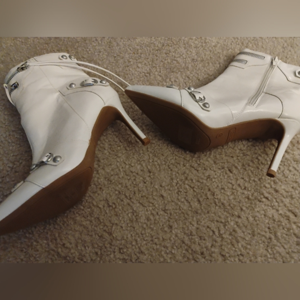White Heeled Boots with Side Zipper and Almond Toe
